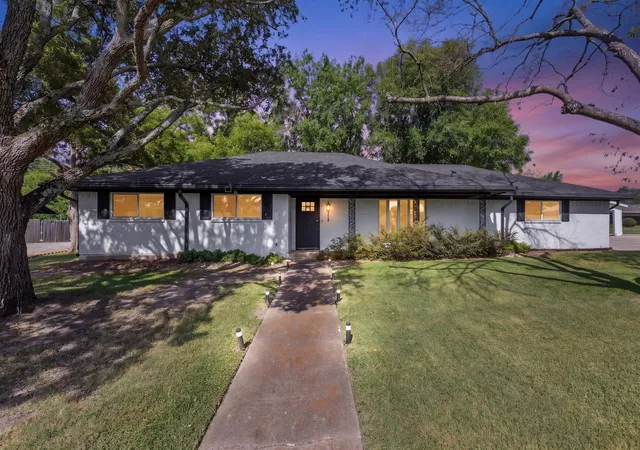 Photo 3 of Single family home for sale at 112 Royal Ln, Commerce, TX 75428 | MLS# 21341212 | Listing updated on 2026-09-14