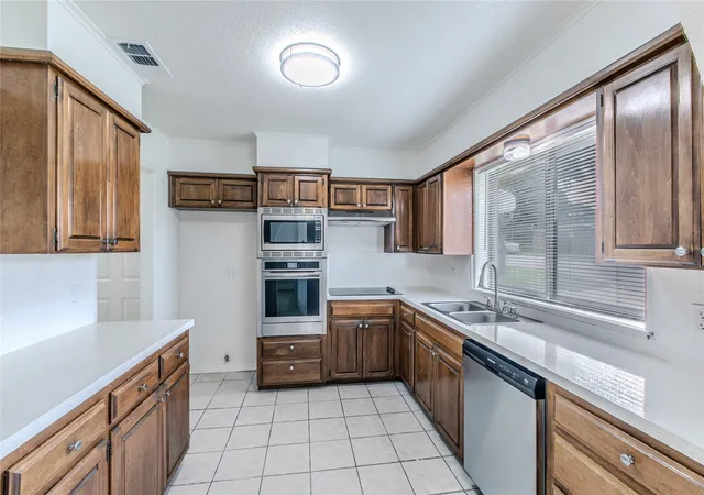 Photo 3 of Single family home for sale at 1311 Glenhaven Dr, Cleburne, TX 76033 | MLS# 21340242 | Listing updated on 2026-09-12