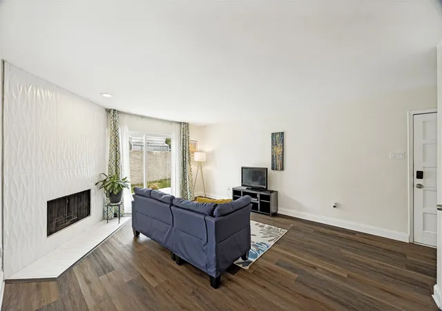 Listing Photo 4 - Condo for sale in building located at 839 Dublin Dr, Richardson, TX 75080 - Unit #2