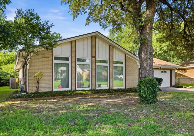 Photo 2 of Sale Pending at 1315 Navaho St, Arlington, TX 76012 | MLS# 21337411 | Listing updated on 2026-09-14