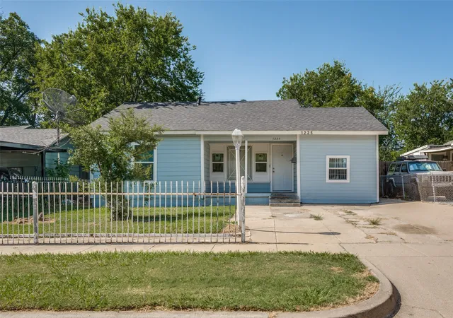 Photo 1 of Single family home for sale at 1225 W Boyce Ave, Fort Worth, TX 76115 | MLS# 21341527 | Listing updated on 2026-09-17