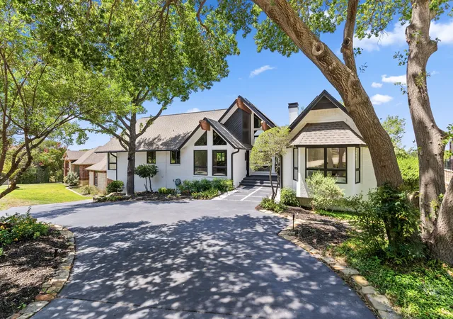 Photo 2 of Single family home for sale at 231 Oak Hill Dr, Roanoke, TX 76262 | MLS# 21336138 | Listing updated on 2026-09-12