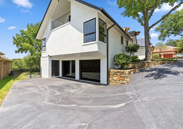 Photo 3 of Single family home for sale at 231 Oak Hill Dr, Roanoke, TX 76262 | MLS# 21336138 | Listing updated on 2026-09-12