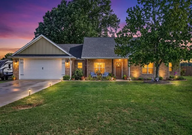 Photo 2 of Sale Pending at 424 E Pennsylvania Ave, Van, TX 75790 | MLS# 21341688 | Listing updated on 2026-09-29