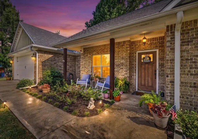 Photo 3 of Sale Pending at 424 E Pennsylvania Ave, Van, TX 75790 | MLS# 21341688 | Listing updated on 2026-09-29