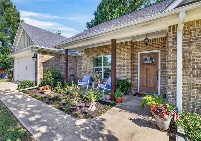 Photo 3 of Sale Pending at 424 E Pennsylvania Ave, Van, TX 75790 | MLS# 21341688 | Listing updated on 2026-09-29