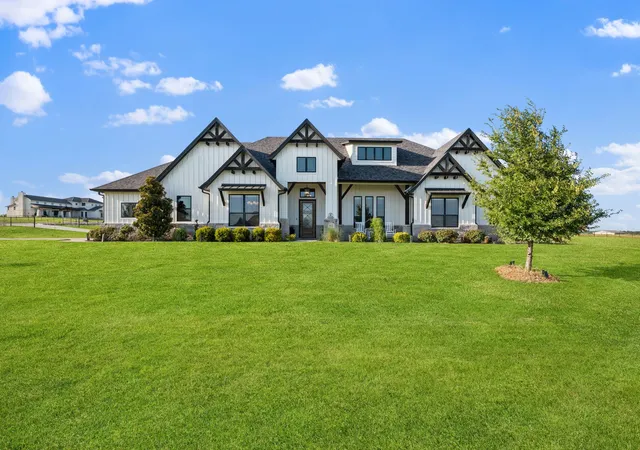 Photo 2 of Single family home for sale at 412 Royal Santana Run, Weatherford, TX 76087 | MLS# 21341328 | Listing updated on 2026-09-12