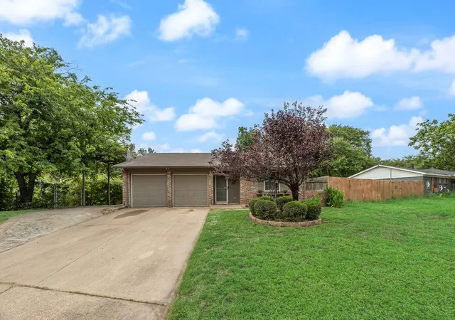 Photo 2 of Single family home for sale at 117 Myrtle Ct, Hurst, TX 76053 | MLS# 21336958 | Listing updated on 2026-09-25