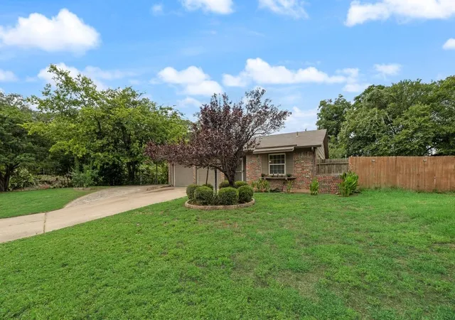 Photo 3 of Single family home for sale at 117 Myrtle Ct, Hurst, TX 76053 | MLS# 21336958 | Listing updated on 2026-09-25