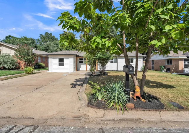 Photo 2 of Single family home for sale at 408 Simmons Dr, Hurst, TX 76053 | MLS# 21341842 | Listing updated on 2026-09-10