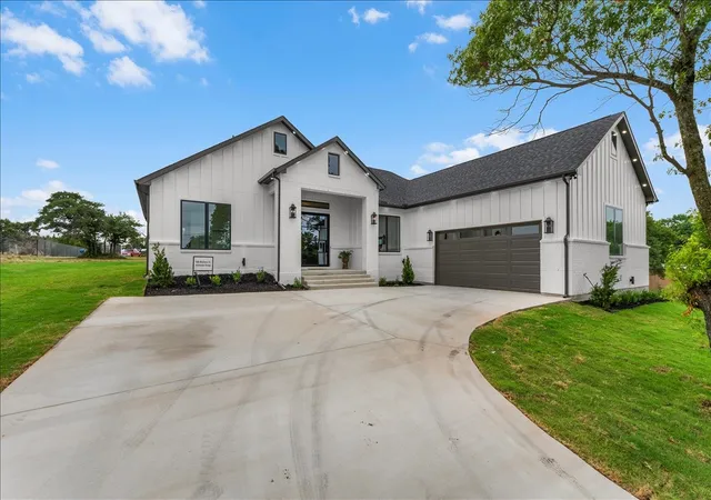Photo 1 of Single family home for sale at 106 Mcclure Ct, Hudson Oaks, TX 76087 | MLS# 21342118 | Listing updated on 2026-09-13