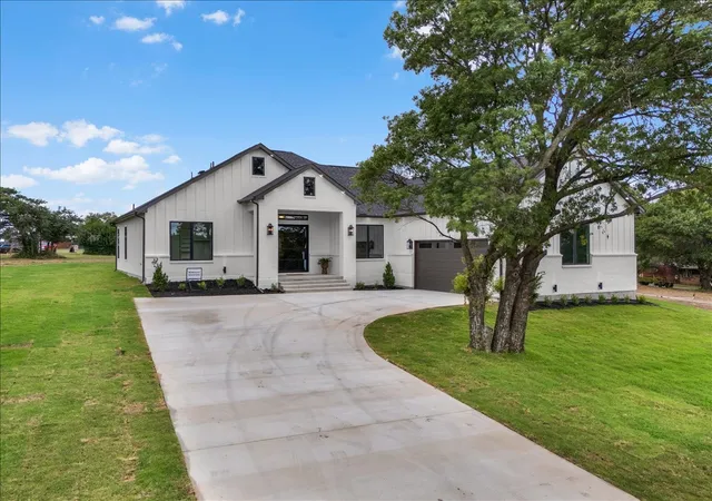 Photo 2 of Single family home for sale at 106 Mcclure Ct, Hudson Oaks, TX 76087 | MLS# 21342118 | Listing updated on 2026-09-13