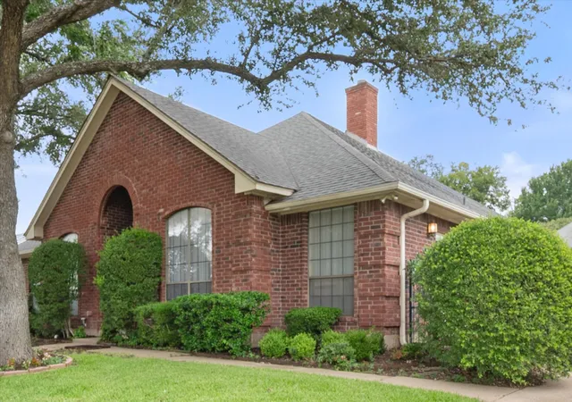 Photo 3 of Single family home for sale at 2105 Sleepy Hollow Dr, Arlington, TX 76006 | MLS# 21308820 | Listing updated on 2026-10-02