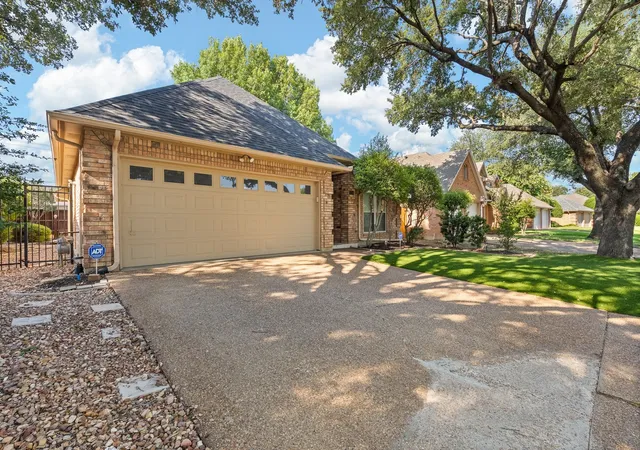 Photo 3 of Sale Pending at 1208 Oriental Ave, Arlington, TX 76011 | MLS# 21335494 | Listing updated on 2026-09-11