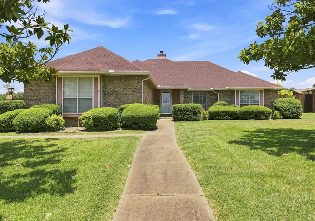 Photo 1 of Sale Pending at 1121 The Meadows Pkwy, De Soto, TX 75115 | MLS# 21342109 | Listing updated on 2026-09-10