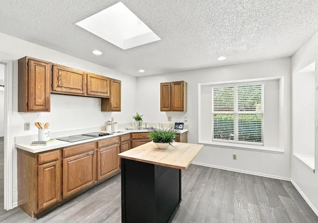 Photo 3 of Sale Pending at 1121 The Meadows Pkwy, De Soto, TX 75115 | MLS# 21342109 | Listing updated on 2026-09-10