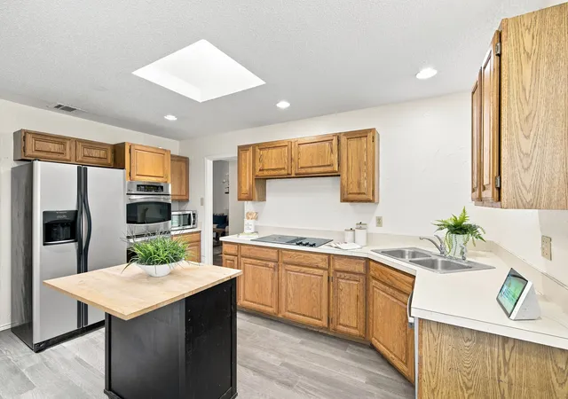 Photo 4 of Sale Pending at 1121 The Meadows Pkwy, De Soto, TX 75115 | MLS# 21342109 | Listing updated on 2026-09-10