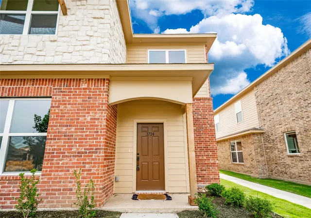 Photo 4 of Townhouse for sale at 3701 Bonnie Brae St, Argyle, TX 76226 | MLS# 21342364 | Listing updated on 2026-09-27