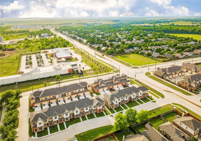 Townhouse for sale at 3709 Bonnie Brae St, Argyle, TX 76226 | MLS# 21342378