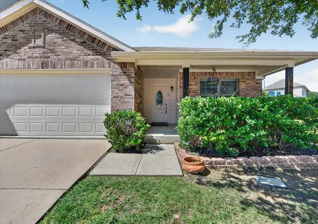 Photo 3 of Sale Pending at 4205 Golden Sunset Ct, Fort Worth, TX 76244 | MLS# 21342159 | Listing updated on 2026-09-14