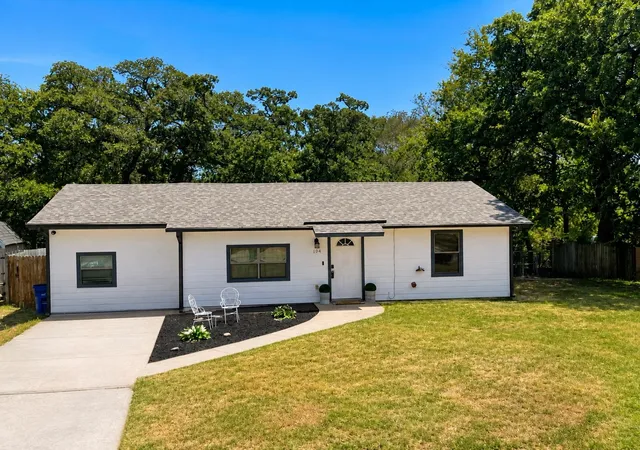 Photo 1 of Single family home for sale at 104 Lynn Dr, Azle, TX 76020 | MLS# 21341199 | Listing updated on 2026-09-14