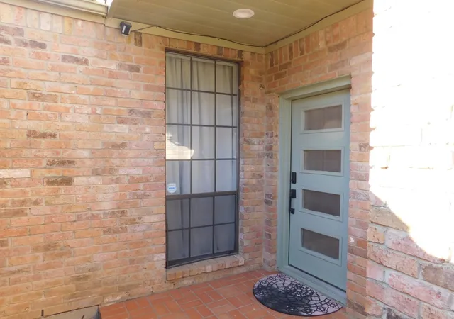 Photo 3 of Townhouse for sale at 622 Crowley Rd, Arlington, TX 76012 | MLS# 21342726 | Listing updated on 2026-09-14