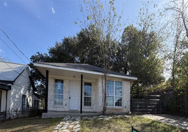 Photo 1 of Single family home for sale at 207 S Creek St, Fredericksburg, TX 78624 | MLS# 21342778 | Listing updated on 2026-07-31