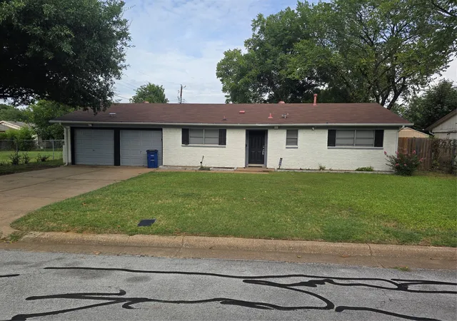Photo 1 of Single family home for sale at 304 Salem Dr, Euless, TX 76039 | MLS# 21340838 | Listing updated on 2026-10-04