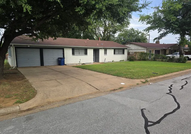 Photo 2 of Single family home for sale at 304 Salem Dr, Euless, TX 76039 | MLS# 21340838 | Listing updated on 2026-10-04