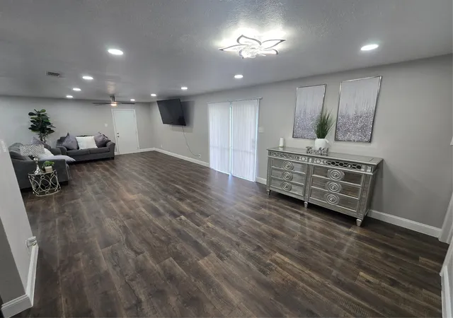 Photo 3 of Single family home for sale at 304 Salem Dr, Euless, TX 76039 | MLS# 21340838 | Listing updated on 2026-10-04