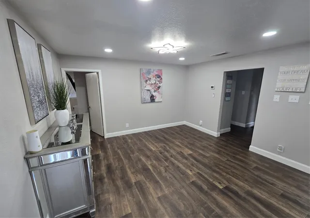 Photo 3 of Single family home for sale at 304 Salem Dr, Euless, TX 76039 | MLS# 21340838 | Listing updated on 2026-10-04