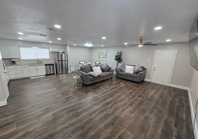 Photo 4 of Single family home for sale at 304 Salem Dr, Euless, TX 76039 | MLS# 21340838 | Listing updated on 2026-10-04