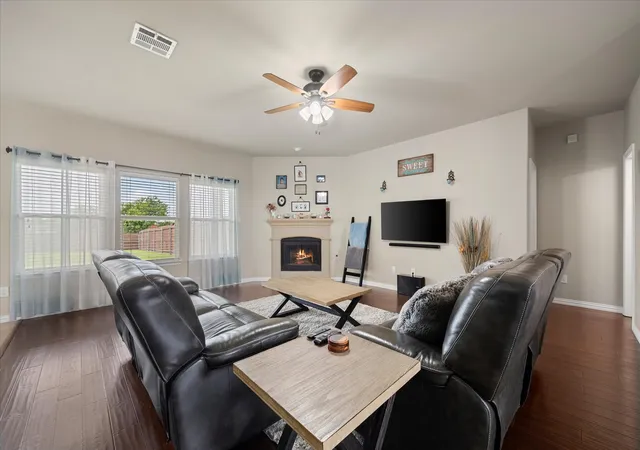 Photo 4 of Single family home for sale at 1395 Bay Line Dr, Rockwall, TX 75087 | MLS# 21342397 | Listing updated on 2026-09-15