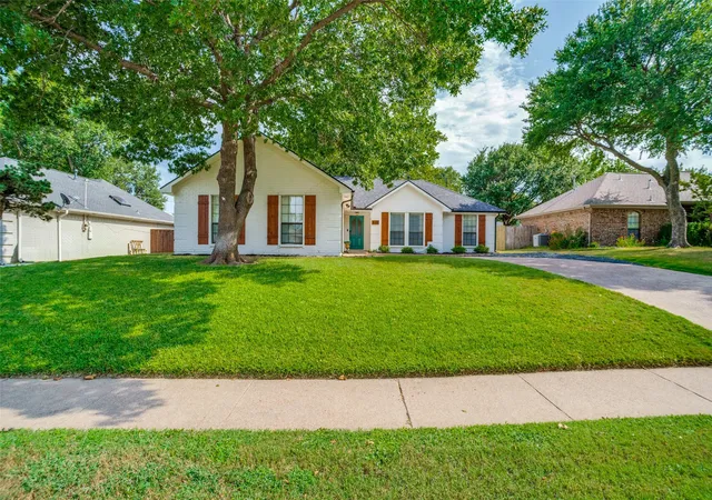 Photo 2 of Sale Pending at 8201 Christie Dr, Frisco, TX 75033 | MLS# 21342760 | Listing updated on 2026-09-12