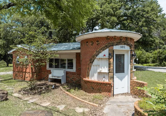 Photo 1 of Single family home for sale at 501 Lakeshore Rd, Denton, TX 76208 | MLS# 21343006 | Listing updated on 2026-09-28