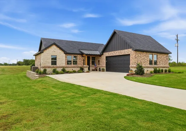 Photo 2 of Sale Pending at 460 Valhalla Ct, Gordonville, TX 76245 | MLS# 21342893 | Listing updated on 2026-09-14