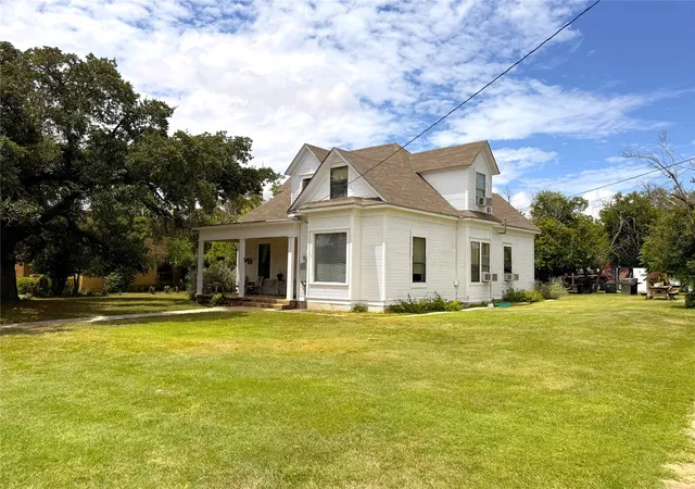 Photo 3 of Single family home for sale at 802 S Willow St, Brady, TX 76825 | MLS# 21342459 | Listing updated on 2026-09-15