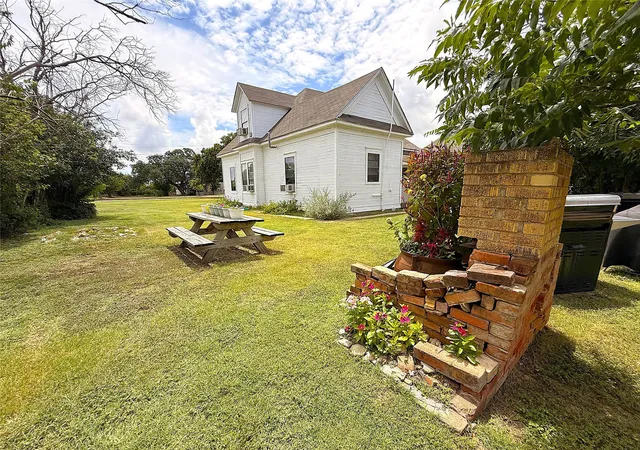 Photo 3 of Single family home for sale at 802 S Willow St, Brady, TX 76825 | MLS# 21342459 | Listing updated on 2026-09-15
