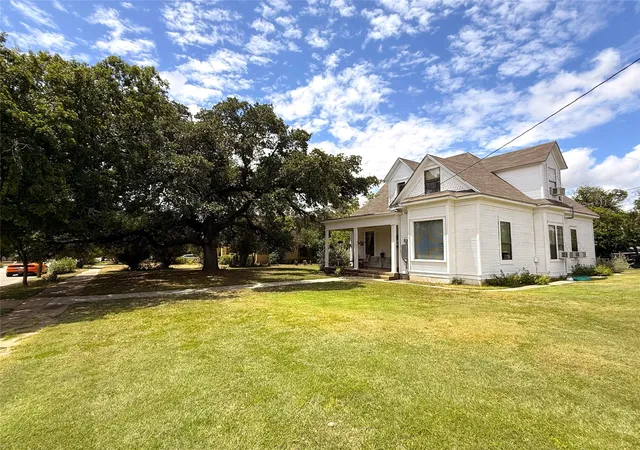 Photo 4 of Single family home for sale at 802 S Willow St, Brady, TX 76825 | MLS# 21342459 | Listing updated on 2026-09-15