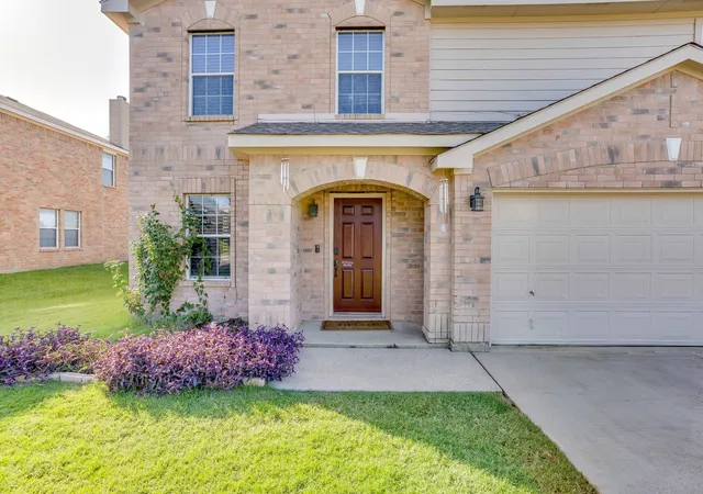 Photo 3 of Single family home for sale at 2521 Buffalo Run, Burleson, TX 76028 | MLS# 21343216 | Listing updated on 2026-09-06