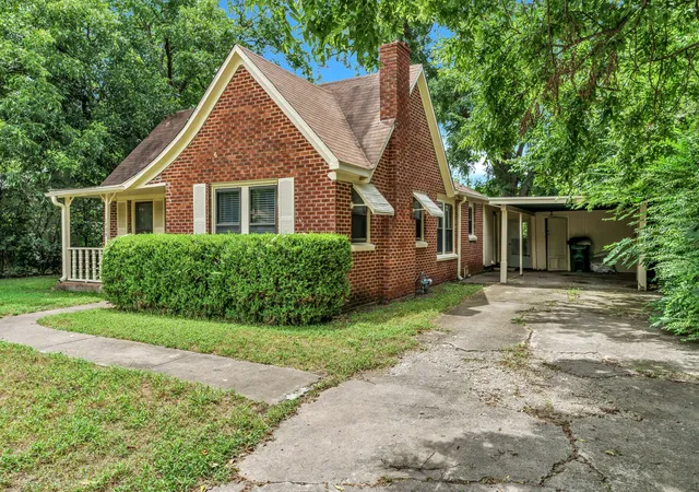 Photo 1 of Single family home for sale at 1404 E Tennie St, Gainesville, TX 76240 | MLS# 21342846 | Listing updated on 2026-07-28