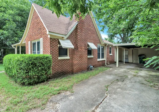 Photo 3 of Single family home for sale at 1404 E Tennie St, Gainesville, TX 76240 | MLS# 21342846 | Listing updated on 2026-07-28