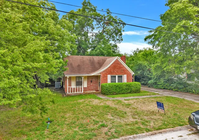 Photo 3 of Single family home for sale at 1404 E Tennie St, Gainesville, TX 76240 | MLS# 21342846 | Listing updated on 2026-07-28