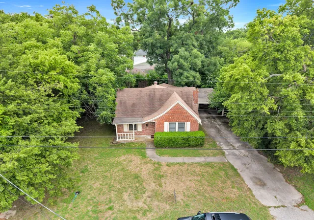 Photo 4 of Single family home for sale at 1404 E Tennie St, Gainesville, TX 76240 | MLS# 21342846 | Listing updated on 2026-07-28