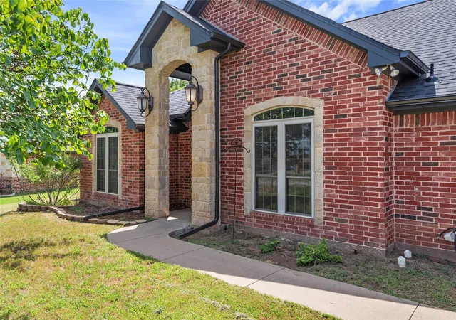 Photo 2 of Single family home for sale at 903 Winding Rd, Granbury, TX 76049 | MLS# 21339409 | Listing updated on 2026-07-28