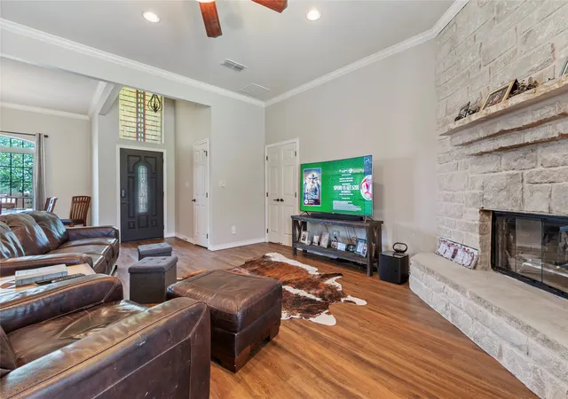 Photo 3 of Single family home for sale at 903 Winding Rd, Granbury, TX 76049 | MLS# 21339409 | Listing updated on 2026-07-28