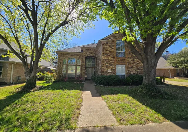 Photo 3 of Single family home for sale at 401 Bent Creek Dr, Garland, TX 75040 | MLS# 21343297 | Listing updated on 2026-09-12