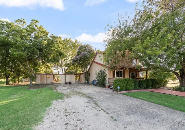 Photo 3 of Sale Pending at 220 Crump Cir, Red Oak, TX 75154 | MLS# 21342213 | Listing updated on 2026-10-02