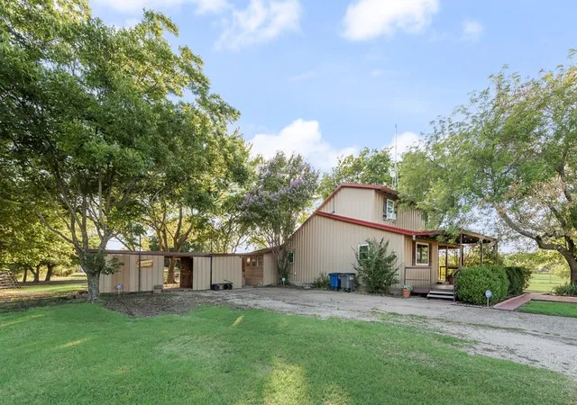 Photo 3 of Sale Pending at 220 Crump Cir, Red Oak, TX 75154 | MLS# 21342213 | Listing updated on 2026-10-02