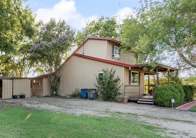 Photo 4 of Sale Pending at 220 Crump Cir, Red Oak, TX 75154 | MLS# 21342213 | Listing updated on 2026-10-02